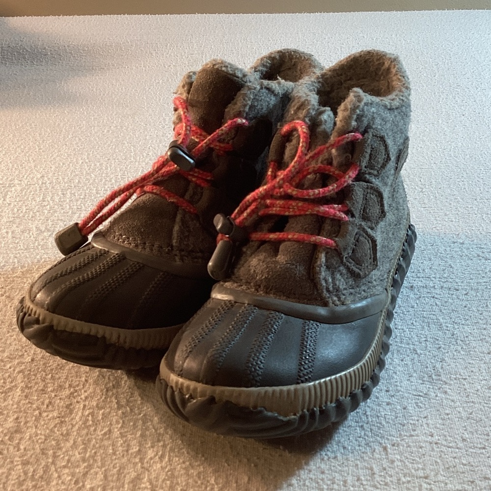 Cozy Kids Sorel Boots with Red Laces